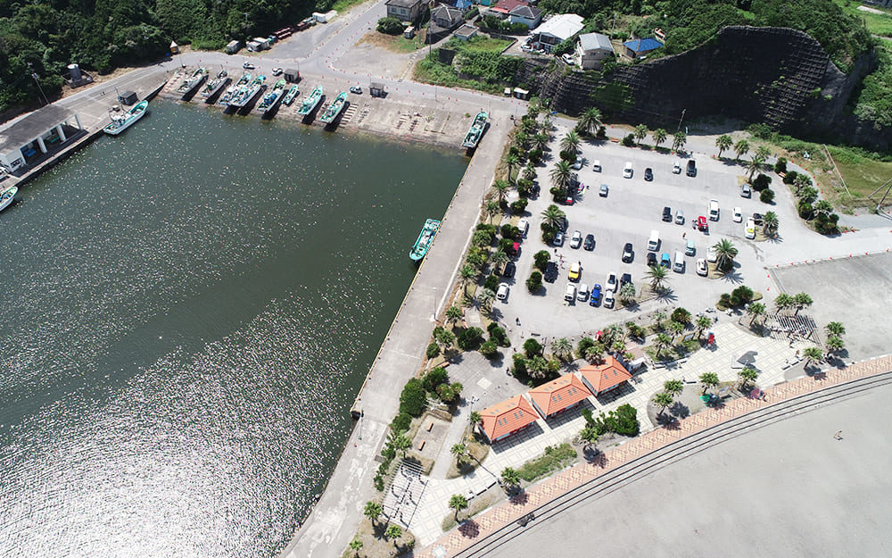 空から見た太東漁港と太東海水浴場の駐車場